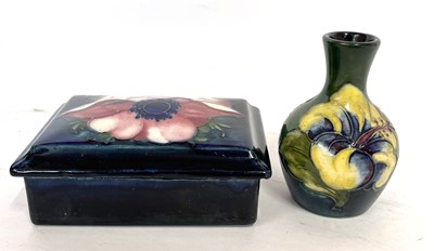 Lot 515 - Moorcroft box and cover with anemone pattern...