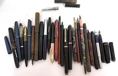 Lot 130 - A mixed quantity of fountain pens and...