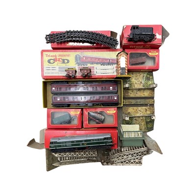 Lot 116 - A mixed lot of Triang 00 gauge railway, to...