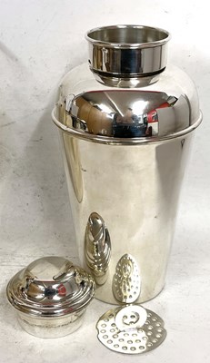 Lot 294 - An Elkington & Co silver plated ice bucket and...