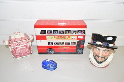 Lot 121 - Mixed lot to include a Royal Doulton Beefeater...