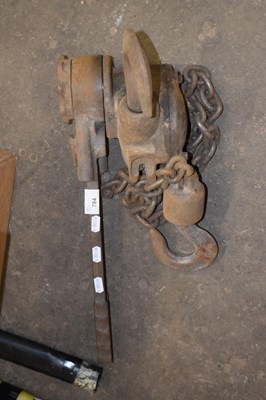 Lot 784 - Lifting chain with hooks