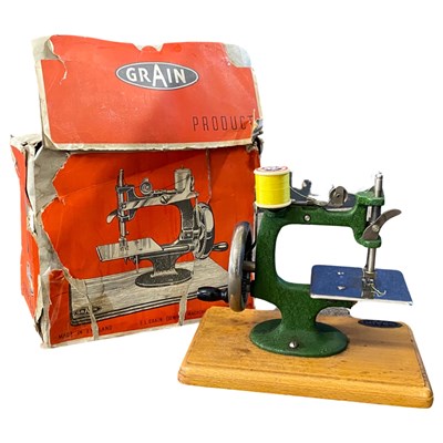 Lot 378 - Grain miniature sewing machine in original box