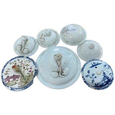 Lot 442 - Small collection of Lowestoft porcelain lids...