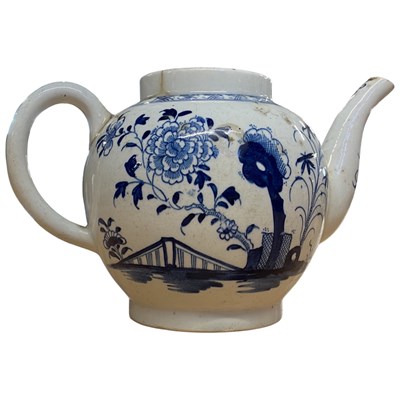 Lot 450 - Lowestoft teapot with blue and white painted...