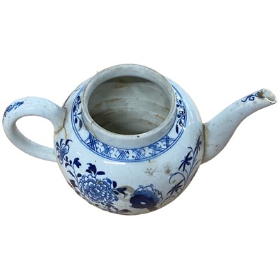 Lot 450 - Lowestoft teapot with blue and white painted...