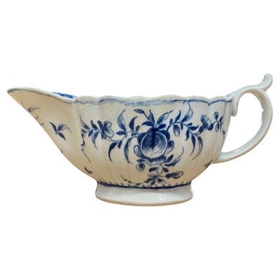 Lot 460 - A Worcester porcelain sauce boat with blue and...