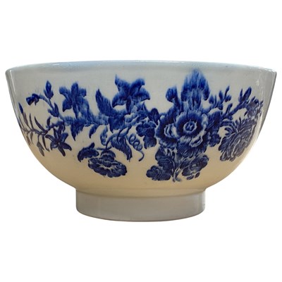 Lot 461 - Lowestoft porcelain bowl with Worcester style...