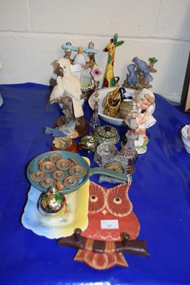 Lot 27 - Mixed Lot: Various assorted ornaments, glass...