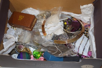 Lot 99 - Shoe box of assorted costume jewellery