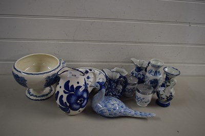 Lot 119 - Mixed Lot: Various blue and white ceramics to...