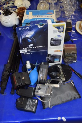 Lot 123 - Mixed Lot: Various digital cameras and video...