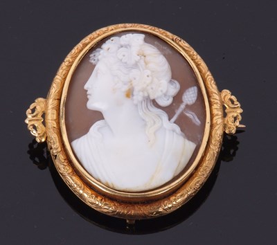 Lot 366 - A cameo brooch, the oval shell cameo carved...