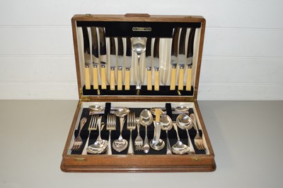 Lot 17 - OAK CASED CANTEEN OF CUTLERY