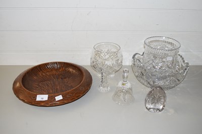 Lot 18 - MIXED LOT: VARIOUS CUT GLASS BOWLS AND VASES...