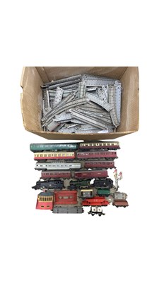 Lot 117 - A mixed lot of vintage Triang 00 gauge railway,...