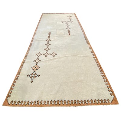 Lot 591 - Large 20th Century pale wool rug with rust...