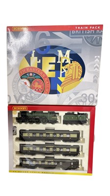 Lot 104 - A boxed Hornby 00 gauge set, R2598M Queen of...