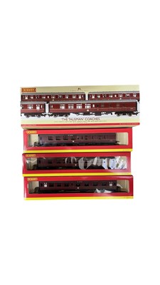 Lot 99 - A boxed Hornby 00 gauge carriage pack,...