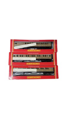 Lot 74 - A collection of boxed Hornby 00 gauge LNER...