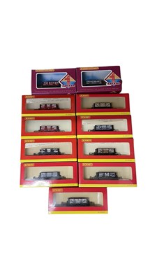 Lot 76 - A collection of boxed Hornby 00 gauge 4-plank...