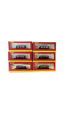 Lot 77 - A collection of boxed Hornby 00 gauge 5-plank...