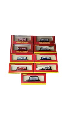 Lot 79 - A collection of boxed Hornby 00 gauge 7-plank...