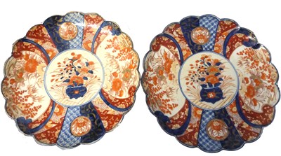 Lot 265 - A pair of Japanese Imari dishes with scalloped...