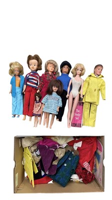 Lot 301 - A mixed lot of 1960s/70s dolls, to include...