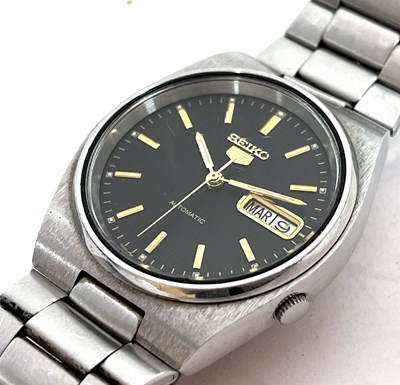 Lot 311 - A Seiko 5 automatic gents wristwatch, the...