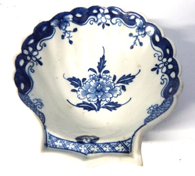 Lot 420 - 18th Century Lowestoft porcelain shell dish or...