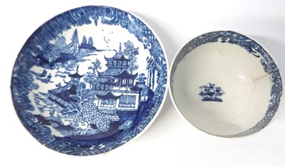 Lot 421 - 18th Century Lowestoft porcelain tea bowl and...