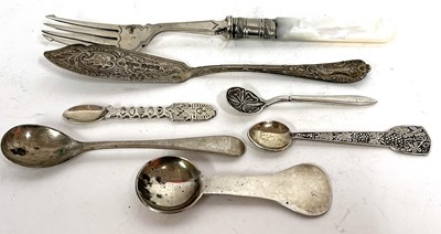 Lot 98 - Group to include a silver butter knife, a...