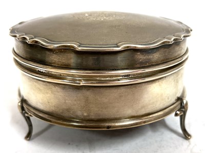 Lot 152 - George V silver ring box of circular form, the...