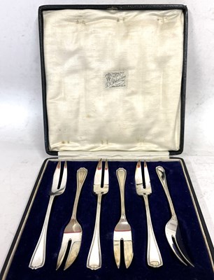 Lot 252 - A cased set of six George V silver pastry...