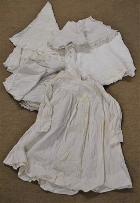 Lot 208 - A mixed quantity of linens to include a white...