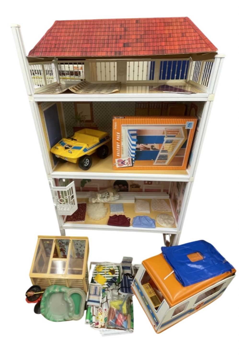 Lot 355 - A vintage Sindy Mansion House, with original...