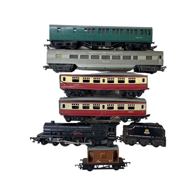 Lot 147 - A mixed lot of Triang 00 gauge railway, to...