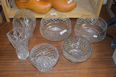 Lot 524 - GLASS BOWLS AND VASES