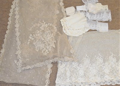 Lot 176 - A quantity of mixed lace to include a machine...