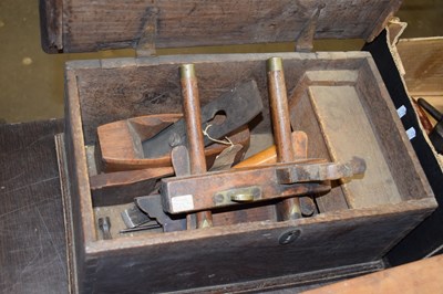 Lot 667 - SMALL WOODEN TOOLBOX CONTAINING VARIOUS TOOLS