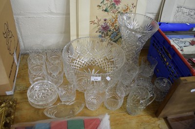 Lot 678 - VARIOUS CLEAR GLASS WARES TO INCLUDE LARGE...