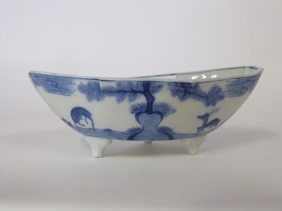 Lot 257 - Oriental porcelain sauceboat, 19th Century,...