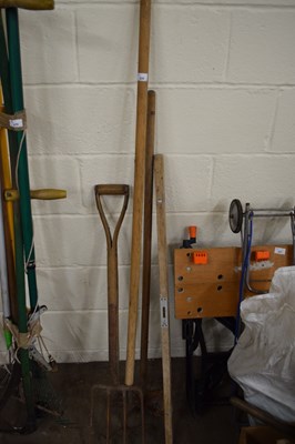 Lot 829 - QUANTITY OF GARDEN TOOLS TO INCLUDE HOES,...