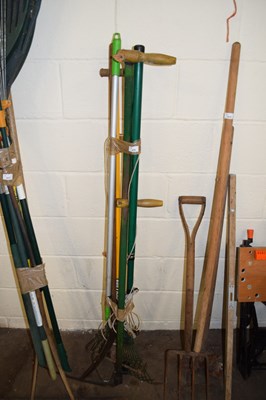 Lot 830 - QUANTITY OF GARDEN TOOLS TO INCLUDE RAKES,...