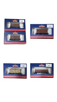 Lot 6 - A mixed lot of boxed Bachmann 00 gauge railway,...