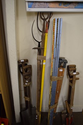 Lot 712 - GARDEN TOOLS, PITCHFORK, RAKE, HOE ETC