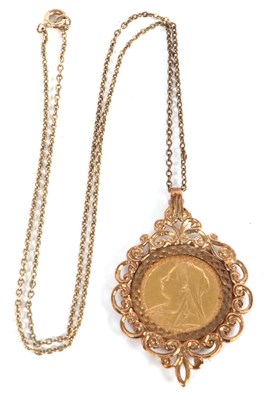 Lot 142 - An 1895 half sovereign necklace, the sovereign...