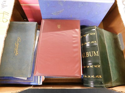 Lot 531 - Box - Assorted modern albums containing a good...