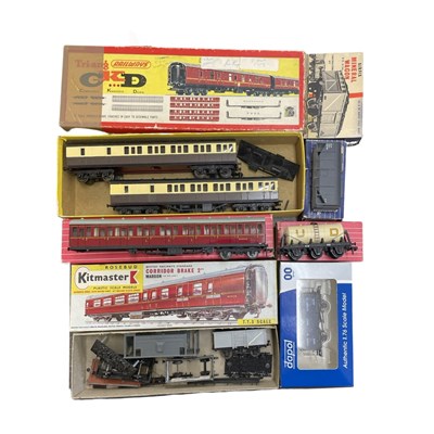 Lot 135 - A mixed lot of various boxed 00 gauge railway,...